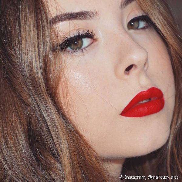 O batom vermelho é perfeito para as leoninas (Foto: Instagram @makeupwales)